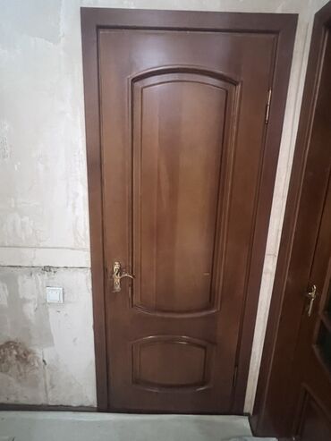 Furnitura və aksessuarlar: Tünd qəhvəyi rəngli, taxta materialdan hazırlanmış daxili qapı