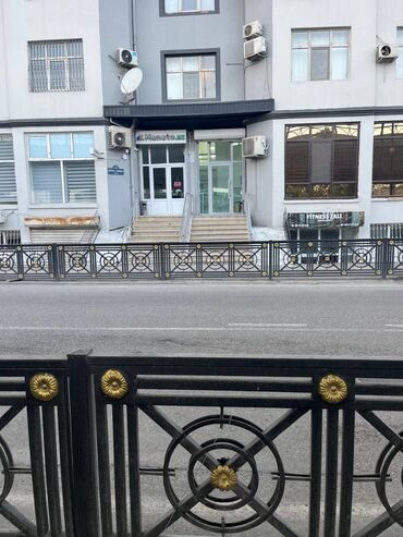 Digər kommersiya daşınmaz əmlakı: 20 Yanvar metrosuna qalxan yolda, 3 cü mikrorayon dairəsi ilə üz-bəüz — 3