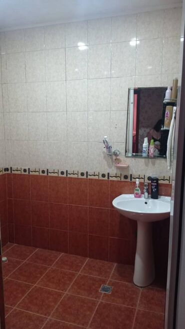 Uzunmüddətli kirayə mənzillər: Nizami rayonu,Xalqlar metrosu yaxın,8 km bazarının üstündə,14 — 6