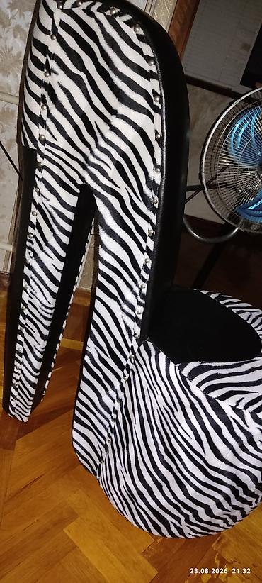 stul uzluyu: Zebra naxışlı dekorativ oturacaq kreslo. Qara-ağ dizaynı ilə interyerə — 4