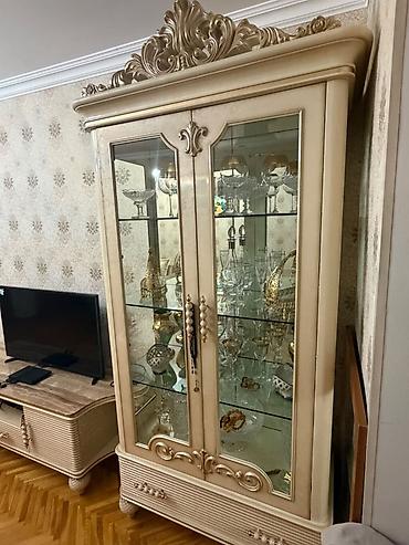 Qonaq otağı dəstləri: Klassik üslubda dəst mebel – qonaq otağı üçün tam komplekt. Tərkibi — 8