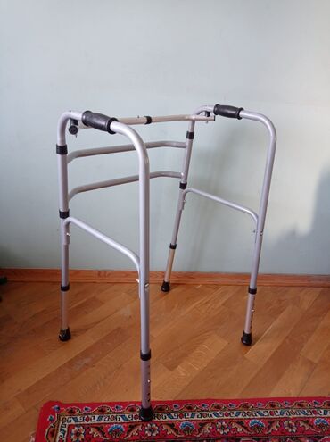 инвалидное кресло в аренду: Ходунки металлические регулируются. Покупали новыми в магазине