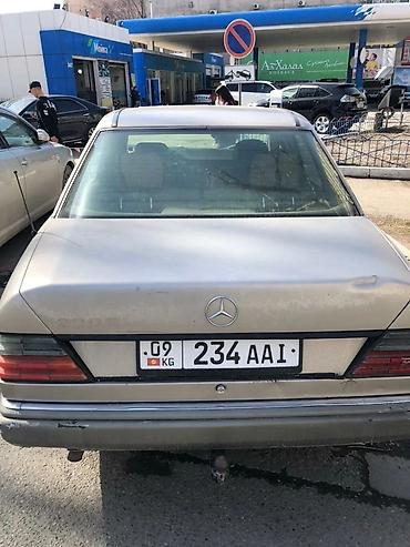 Mercedes-Benz: Седан Mercedes-Benz с кузовом E-класса (W124) бежевого цвета — 9