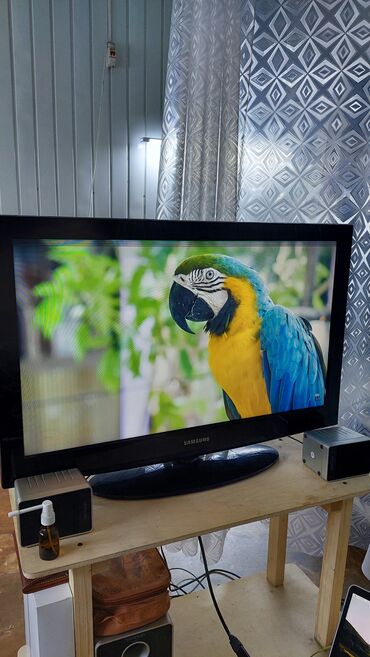 Телевизор Samsung 32 дюйма. Есть в самом верху полоски, на работу не