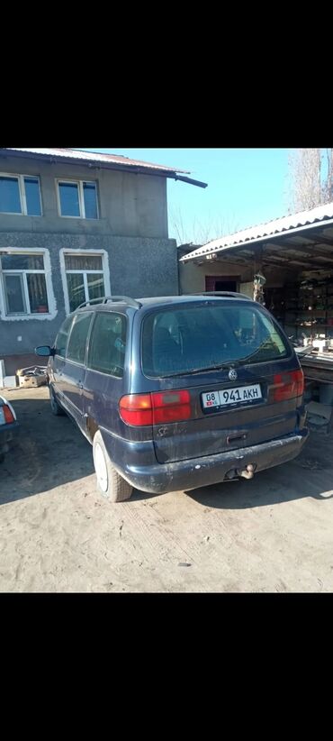 шины 17 размера: Минивэн Volkswagen Sharan синего цвета, оснащенный багажником на