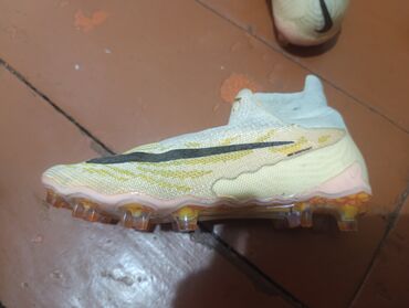 Бутсы: Срочно продаются футбольные, оригинальные бутсы Nike Phantom GX