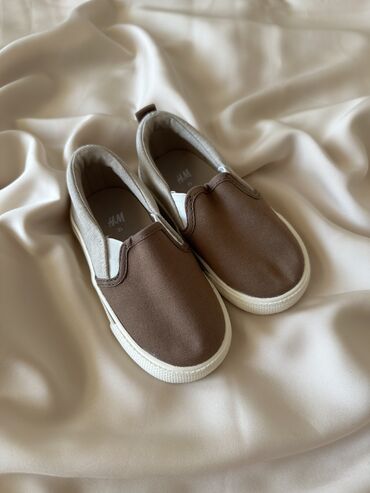 Детская обувь: Новые слипоны H&M 
Размер: 23

Цена:1100 сом