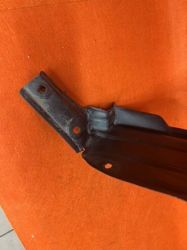 Подкрылки, брызговики, защита днища: Черный пластиковый подкрылок для автомобиля. Имеет изогнутую форму — 3