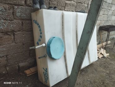 Məhəccərlər: Plastik su çəni – 750 litr - Həcm: 750 L (üzərində “750L” işarələnib)