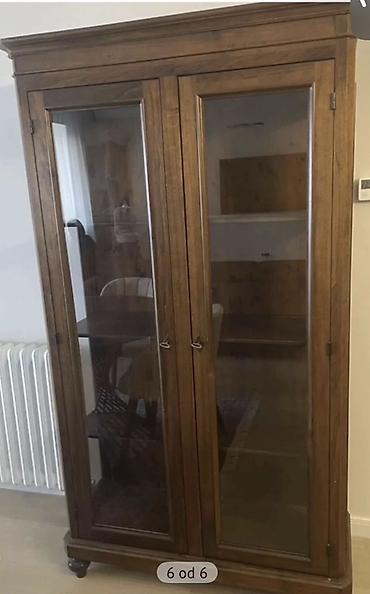 forma ideale ogledala za kupatilo sa ormaricem: Drvena vitrina sa staklenim dvokrilnim vratima - Materijal: puno drvo — 1