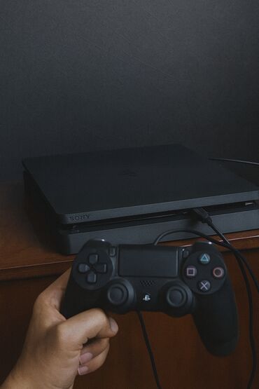 plestesin 4: Sony PlayStation 4 Slim oyun konsolu Qətiyyən ustada olmayıb