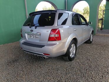 Kia: Kia Sorento, gümüşü rəng, 5 qapılı SUV. Əsas xüsusiyyətlər: - Güclü — 7
