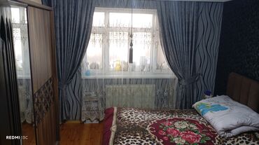 Mənzil kirayələyirəm: Mənzilin təsviri: - Geniş, işıqlı zal: L formalı yumşaq mebel — 2