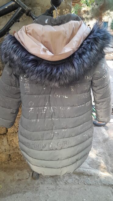 детская куртка: Salam qız kurtkasl satılır.7və 8yaşa kimi.qolunda tikiş yerindən