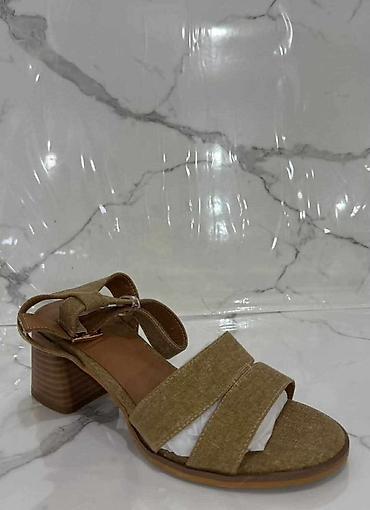 lagerfeld jako: Elegantne ženske sandale – više modela
Brojevi
36-41
2550 din
OR💥 — 3