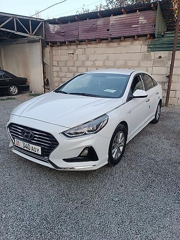 Продажа авто: Белый 4‑дверный седан компакт-класса. Основные особенности: - Кузов — 5
