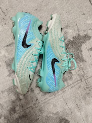 футбольный сараканошка: Футбольные бутсы Nike (линейка Phantom). Цвет: мятно-бирюзовый с