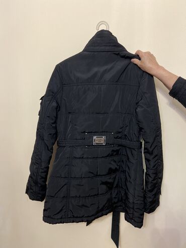 Пуховики и зимние куртки: Продам куртки женские б/у 50 размер одевали пару раз