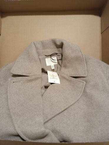 Kaputi: Kaput HM s dvorednim kopčanjem – sivosmeđa boja. Omašena veličina — 5