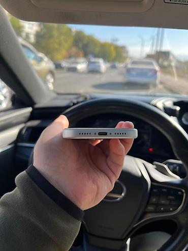 11 айыон: Смартфон Apple iPhone (серия Pro) в цвете серебристый/белый. Ключевые — 3
