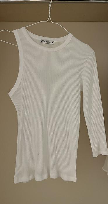 Искусственные цветы: Zara asimetrik kollu tişört 
Az geyilib


#zara — 7