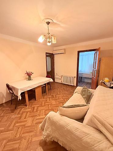 Mənzillər: Kirayə: 2 otağa düzəldilmiş 1 otaqlı Xruşşovka mənzil - Mərtəbə: 4 - — 8