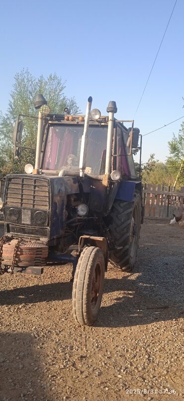 Traktorlar: MTZ Belarus traktoru - Korpus və kabina: Tam ölçülü kabina, günəşə — 8