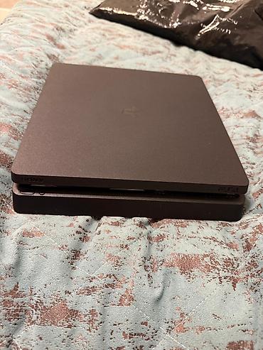 plastation 4 slim: Sony PlayStation 4 Slim konsolu - Rəng: qara, kompakt “Slim” korpus - — 3