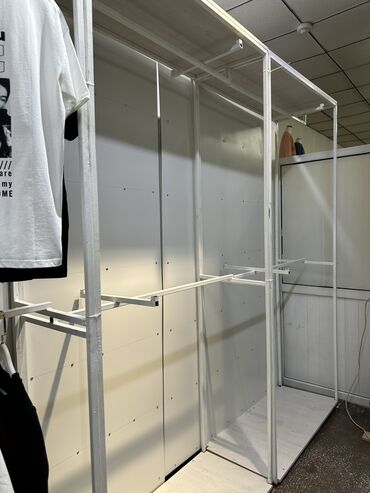 Вешалки, стойки: Кронштейн полный комплект для магазина одежды