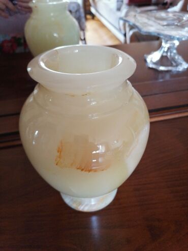 dostavka domashnikh veshchei iz kyrgyzstana v rossiyu: Vaza iz naturalnogo kamnya visota 20sm