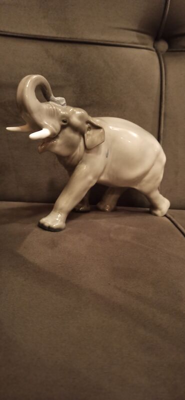 Əntiq qablar: Antik dekor kolleksiyası – 4 ədəd 1) Emallı metal fincan altlıq/şüşə — 10