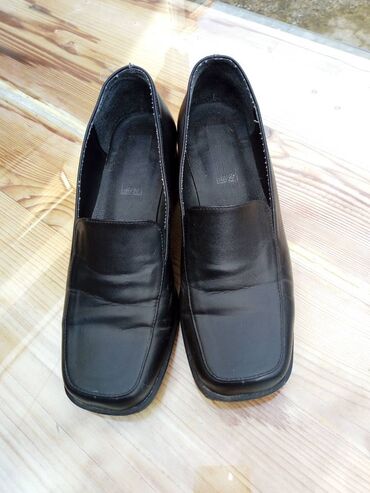 stikle na vezivanje oko noge: Cipele br.38 u dobrom stanju