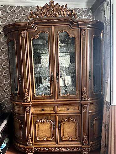 Klassik üslubda massiv ağacdan vitrin-bufet - Material: təbii ağac