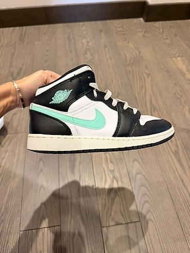 jordan kofta: Nike Air Jordan 1 Mid – qara/ağ rəng sxemi, nane-yaşıl Swoosh və Wings — 4