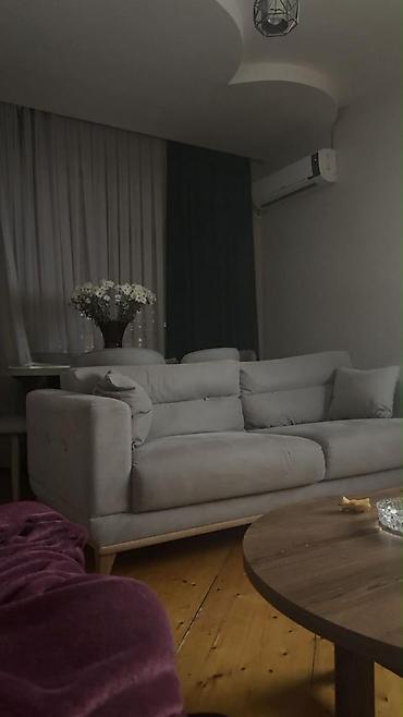 Divanlar: Divan 600azn. Mondi mebeldən baha alınıb. Açılır bazalı. Ünvan Gəncə — 1