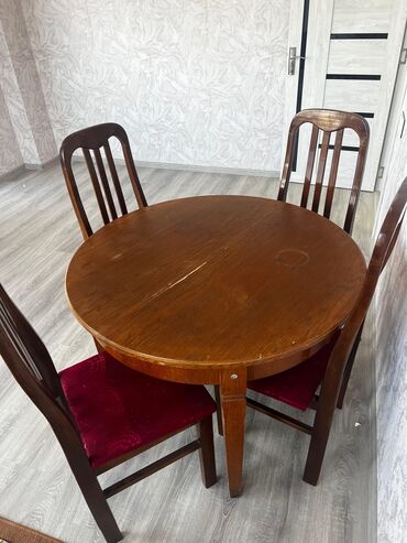 işlənmiş stol stul dəsti: Açılan Stol + 4 stul Diametri: 1 metr Qiymət: 55 manat. Ünvan