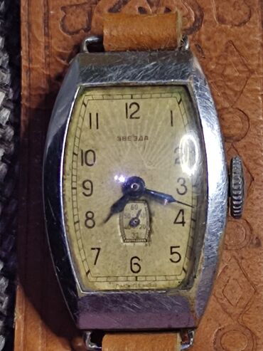 Антикварные часы: Часы механические ЗВЕЗДА. СССР 
1960 -е года
Кожаный ремешок.
Рабочие