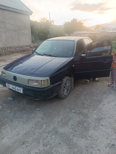 обмен на авто с доплатой: Седан Volkswagen Passat B3 черного цвета, модель 1993 года, с