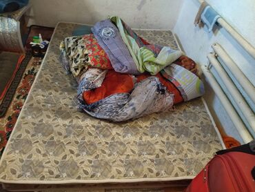 Спальные матрасы: Двух спалный матрас сатамтолько матрас эле сатылат☝1500 сом. 1 жыл