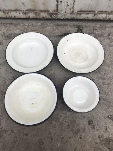 эмалированные посуды: Продаю чашки эмалированные -4 шт. 2 шт. - (d-23,5 см) 1 шт. - (d-22см)