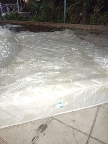 metbex ucun stol ve stullar: Двуспальная кровать