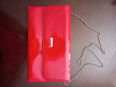 crvena plišana haljina: Na prodaju pismo-torba, lakovana, crvene boje, dimenzije 30×17cm