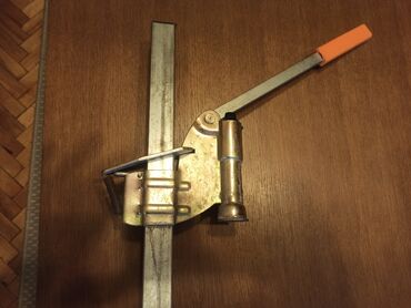 Ostali proizvodi za kuću: Kvalitetna presa za zatvaranje staklenih flaša i 5.000 novih krunastih — 2