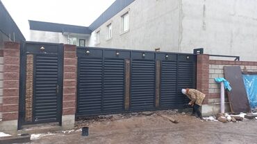 Распашные ворота: Кованые ворота с калиткой, декоративная решетка и подсвеченные — 13