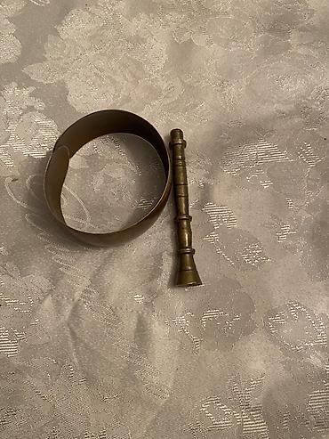 qolba: Metal (pirinç rəngli) dekorativ əl fitəsi və elastik metal kəmər/halqa — 1