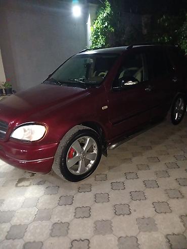 qirmizi masin: - Növ: SUV, 5 qapı - Korpus rəngi: tünd qırmızı/bordo - Salon: açıq — 1