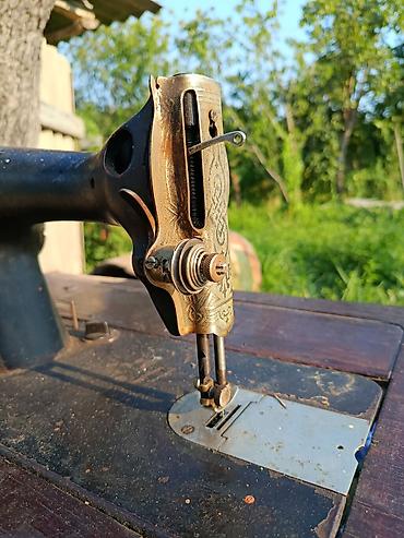 elektrik skutur: Klassik ayaqla işləyən tikiş maşını və taxta stol-baza - Mexaniki — 2
