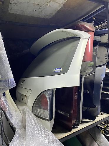 Крышка багажника для хэтчбека Toyota. На фото представлены задние at lalafo.kg Крышка багажника для хэтчбека Toyota. На фото представлены задние