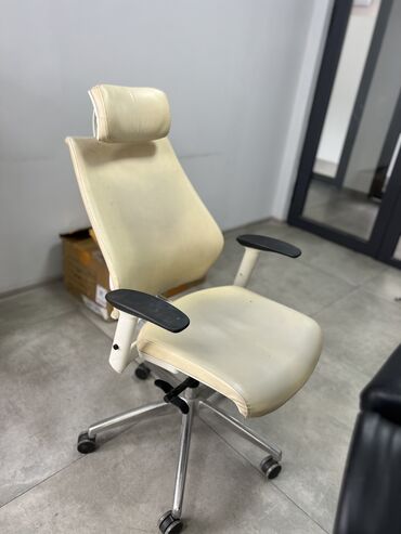 Салонные кресла: Продаю визажное кресло. Спинка опускается