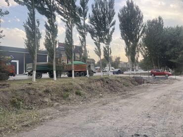 продаю дом ош базар: Продается участок земли, расположенный вдоль дороги. Территория
